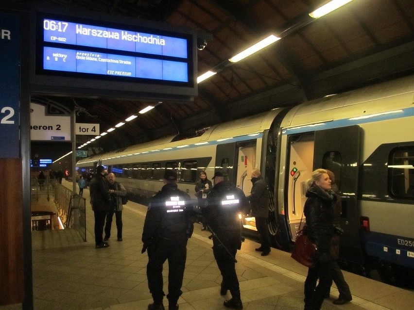 Pierwszy skład Pendolino Wrocław - Warszawa na peronie 2...