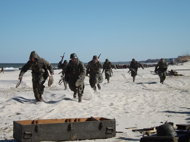 Ponad 300 rekonstruktorów historii z całej Polski wzięło udział w wielkim widowisku na plaży centralnej w Kołobrzegu. Były pojazdy historyczne z czołgiem T-34 włącznie, był huk wystrzałów, serie z karabinów, eksplozje pocisków. Wszystko to hołdzie bohaterom, którzy 73 lata temu walczyli o Kołobrzeg w jednej z najkrwawszych, rozgrywanych w miastach, bitew II wojny światowej.  Inscenizacja rozgrywała się na oczach nielicznych już uczestników walk. Te symboliczną podróż w czasie zamknęły zaślubiny Polski z morzem, w których wzięli udział także wzruszeni kombatanci. 