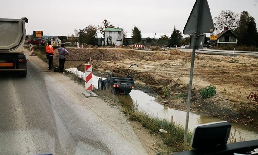 W Porosłach dachował volkswagen passat. Zdjęcie pochodzi z...