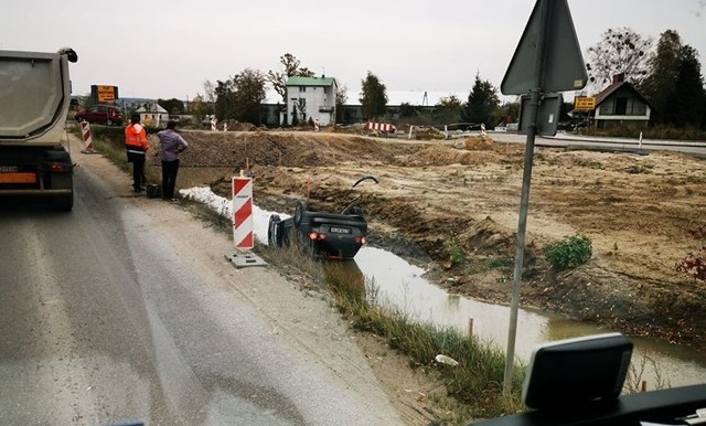 W Porosłach dachował volkswagen passat. Zdjęcie pochodzi z fanpejdża Kolizyjne Podlasie