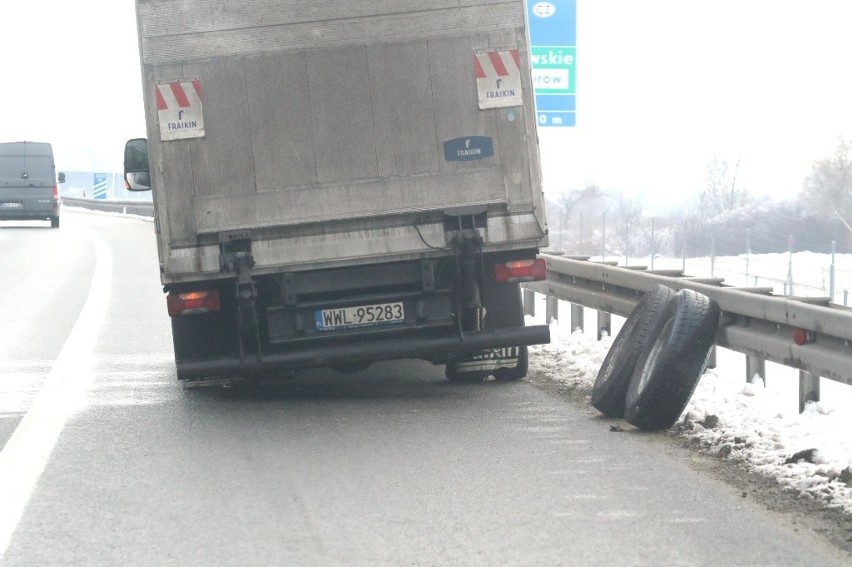 Bardzo niebezpieczna sytuacja na AOW. Samochód dostawczy zgubił dwa koła! [ZDJĘCIA]