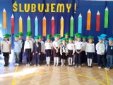 Ślubowanie klas pierwszych w Szkole Podstawowej numer 12 w Starachowicach. Dzieci wystąpiły w kolorowych biretach (ZDJĘCIA)