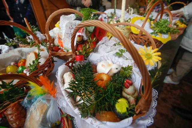 Koszyczki wielkanocne zawierające m.in. chleb, sól, baranka i jajka są poświęcane w Wielką Sobotę.