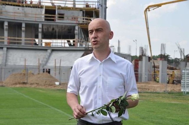 Wiceprezydent Białegostoku Tadeusz Arłukowicz na białostockim stadionie. Czerwiec 2011