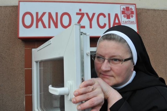 W Zielonej Górze okno życia znajduje się w siedzibie Zgromadzenia Sióstr Elżbietanek. Siostra Irmina dziwi się, że ktoś w ogóle wpadł na pomysł, by takie miejsca likwidować.