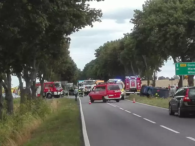 Do groźnie wyglądającego wypadku doszło na drodze wojewódzkiej na 130, niedaleko Gorzowa Wlkp. Na skrzyżowaniu zderzyły się dwa pojazdy: bus renault i samochód osobowy marki opel. Informacje o zderzeniu mamy od naszych Czytelników. Wiadomo, że dwa samochody zderzyły się na skrzyżowaniu drogi wojewódzkiej nr 130 z drogami do Marwic i Witnicy. - Wszystko wygląda bardzo poważnie. Samochody są rozbite, po zderzeniu zarówno bus, jak i osobówka, zatrzymały się w przydrożnych rowach - mówi nam Czytelnik, który był na miejscy zdarzenia. Wiadomo, że w wypadku poszkodowane zostały trzy osoby. Na razie nie znane są ich obrażenia. - Ze wstępnych ustaleń policji wynika, że kierowca busa jechał od Baczyny w kierunku Wysokiej. W rejonie skrzyżowania doszło do zderzenia z oplem vectrą - mówi Marzena Śpiewak z zespołu prasowego Komendy Wojewódzkiej Policji w Gorzowie. Kierowca opla prawdopodobnie wymusił pierwszeństwo. Zarówno 41-letni kierowca busa, jak i 26-letni kierowca opla byli trzeźwi. Trafili do szpitala. Zabrano tam także córkę kierowcy busa.Na miejsce wypadku skierowano służby ratunkowe i policję. Pracują tu strażacy, jest również pogotowie. Wypadek wydarzył się przed godziną 14, po zderzeniu droga była zablokowana i będzie nieprzejezdna jeszcze przez czas prowadzenia akcji ratunkowej. Okoliczności zderzenia wyjaśnią policjanci.Zobacz też wideo: Gorzów: Groźny wypadek na ul. Kasprzaka w Gorzowie. Kierowca zasłabł, zjechał na przeciwny pas i zderzył się czołowo z mazdą [ZOBACZ NAGRANIE]