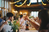 Chcesz zaskoczyć gości weselnych? Te TOP 10 atrakcji na wesele na pewno ich zachwyci! [cennik]
