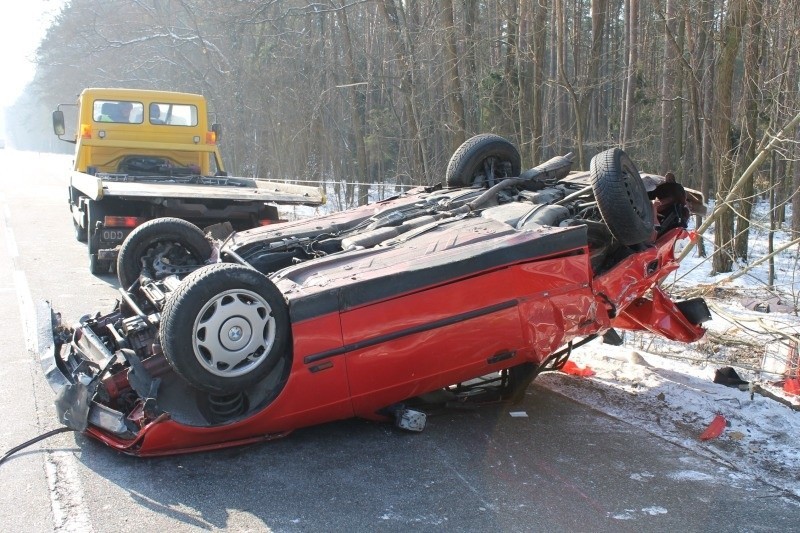 Poważny wypadek pod Olesnem na drodze 901. BMW koziołkowało...