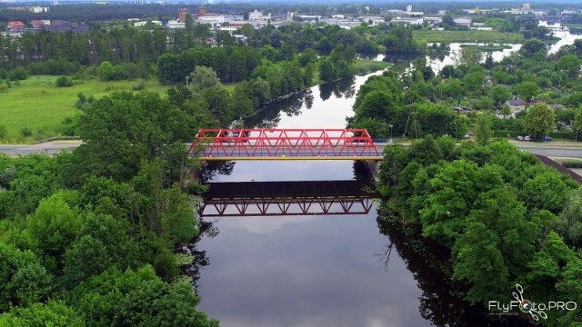 Wyspa na Zimnych Wodach to wyspa rzeczna w Bydgoszczy, na której działają Bydgoskie Zakłady Sklejki „Sklejka-Multi” SA i znajduje się Port Rzeczny. Zapraszamy do obejrzenia pięknych zdjęć, które udostępnił nam Fly Foto PRO i do zapoznania się z historią tego jedynego w swoim rodzaju miejsca w Bydgoszczy. Zobacz zdjęcia z lotu ptaka i poznaj historię wyspy na Zimnych Wodach w Bydgoszczy  ►►►Obejrzyj piąty odcinek "Ale co? Deszczowe H2O":