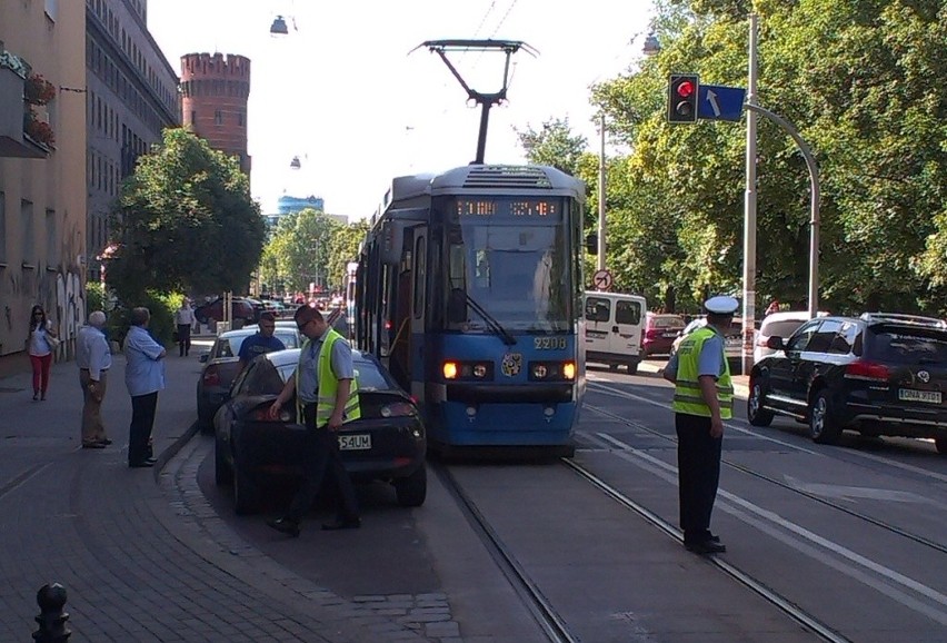 Wrocław: Źle zaparkowany ford zablokował tramwaje na Podwalu (ZDJĘCIA)