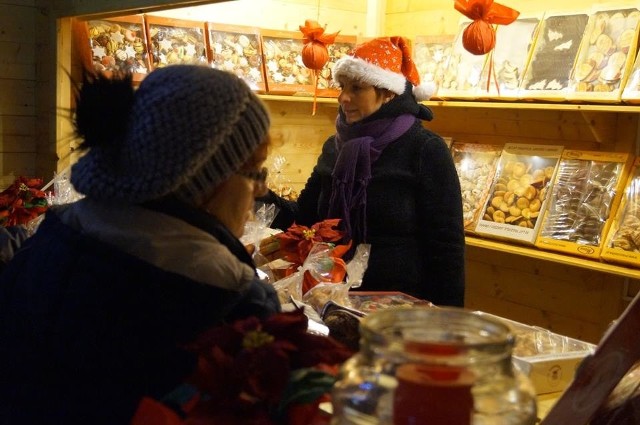 Wodzisław Śl.: Od wczoraj mieszkańcy mogą robić świąteczne zakupy na rynku. Wodzisławski Jarmark Bożonarodzeniowy został oficjalnie otwarty. Zobaczcie zdjęcia.