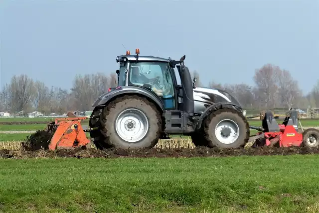 Traktor nie zawsze musiał trafić do nowego właściciela, niekiedy firmy rejestrują maszyny na siebie.