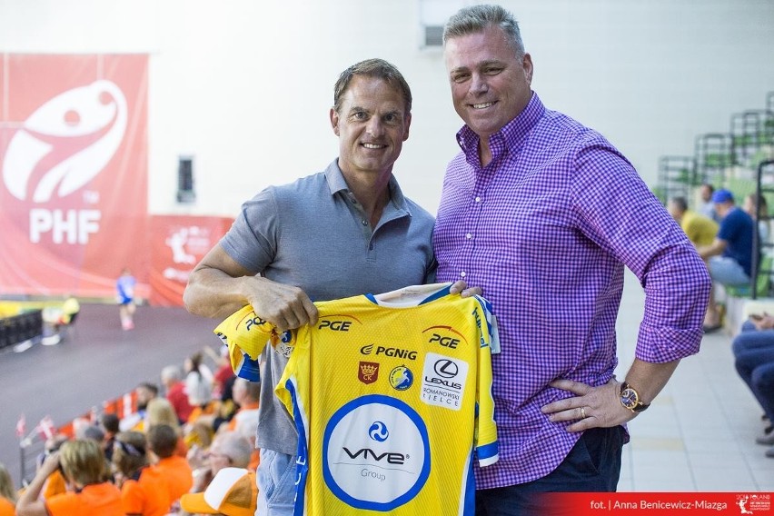 Frank de Boer dostał koszulkę PGE VIVE Kielce od Bertusa Servaasa. Razem kibicują w Kielcach holenderskim piłkarkom ręcznym