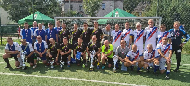 Podium MP oldbojów 50+. W białych strojach z poprzecznym pasem gracze z Rzeszowa.