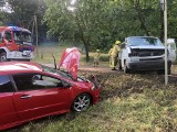 Wypadek na drodze wojewódzkiej koło Ręboszewa. Dwie osoby poszkodowane