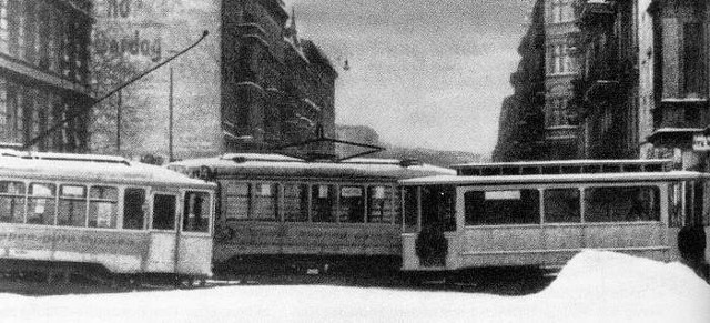 Barykada tramwajowa, prawdopodobnie na ulicy Jedności Narodowej