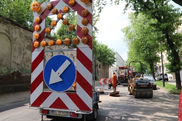 Niestety studzienki usytuowane są niemal pośrodku jezdni, z tego powodu trzeba było zmienić trasę trzech kursujących tamtędy autobusów. Robotnicy zakończyli naprawę jezdni ok. godz. 12. Jednak z powodu upału wylany asfalt nie robi się twardy. Z tego powodu trzeba czekać aż stwardnieje.