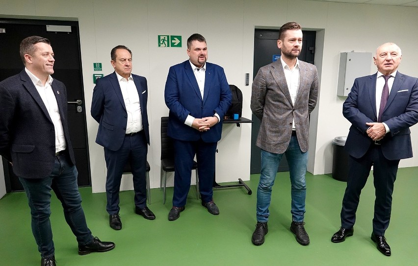 Minister sportu (drugi z prawej) Kamil Bortniczuk już w...