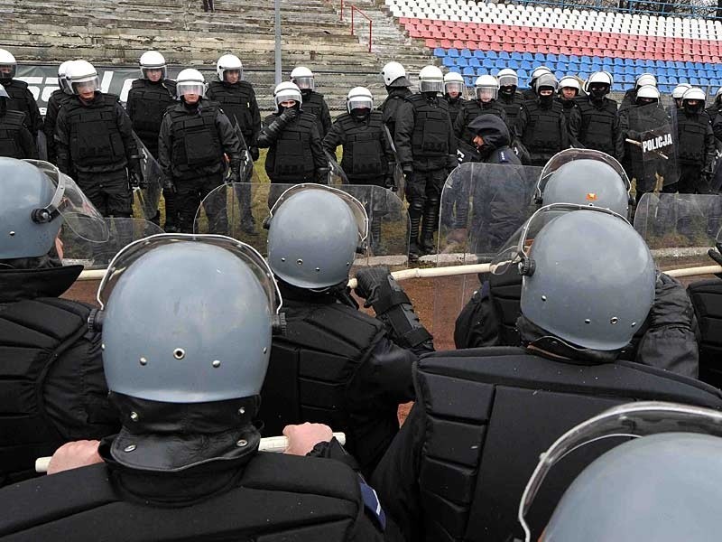 Policyjne manewry na stadionie w Przemyślu...