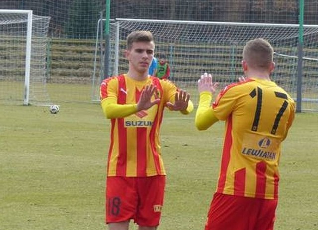 Korona II Kielce wygrała w Ożarowie z Alitem 2:0. Druga bramkę zdobył Ivan Jukić (z lewej).