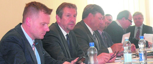 Paweł Górniak (z lewej) jako czlonek Zarządu Powiatu Ostrowieckiego był mało aktywny na posiedzeniach Rady Powiatu.