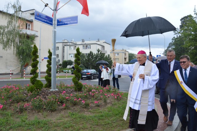 Biskup senior Edward Frankowski poświęcił rondo, którego patronem został arcybiskup Ignacy Tokarczuk