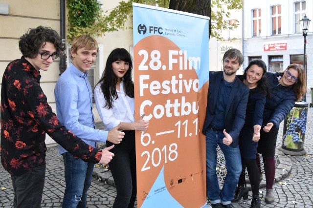 Zielonogórski ratusz. W konferencji porasowej 28. FilmFestival Cottbus wzięli udział: Wojciech Waluk i Hubert Drobek z V LO, rzecznik FFC Natalia Czarkowska, Denis Demmerle – menager PR & Marketing FFC, Jolanta Imbierska z CPiIT w Cottbus, Aneta Psikus z V LO, Eberhard Nahly z biura nadburmistrza Cottbus.