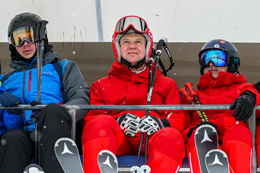 Prezydent Andrzej Duda jeździ na nartach na Polanie...