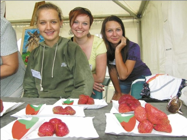 Na imprezie w Korycinie nie zabrakło truskawkowych konkursów. Na zdjęciu owoce zgłoszone do konkursu na największą truskawkę.