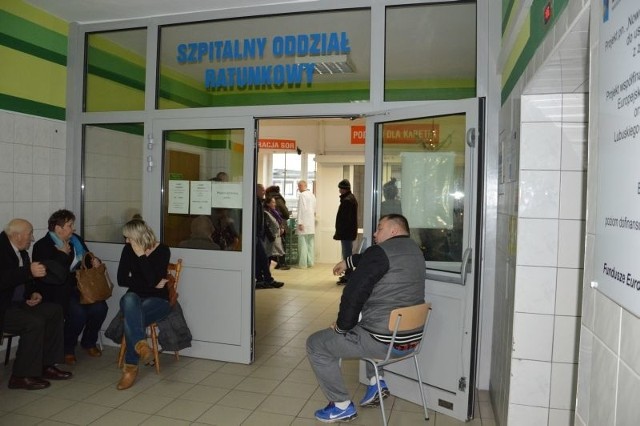 Tak dziś wygląda sytuacja w szpitalu w Słubicach. Pacjenci lekarzy rodzinnych czekają na korytarzu na przyjęcie. Starostwo zapowiedziało, że dostarczy do lecznicy dodatkowe krzesła, ławki i wodę.