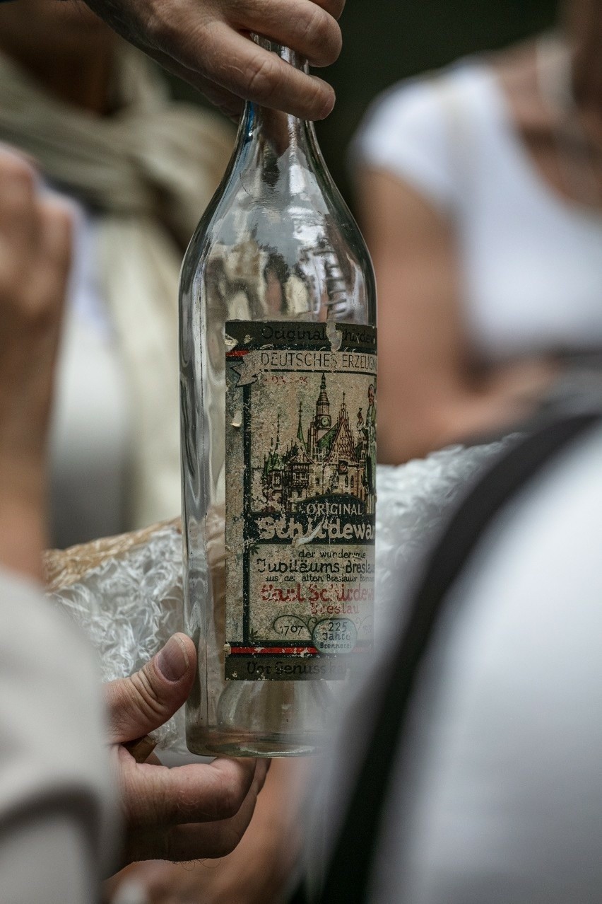 Butelka, w której sprzedawano wrocławskie likiery i wódki.