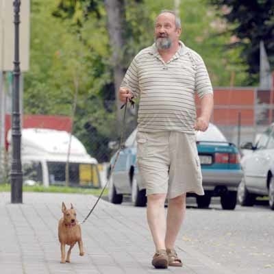 - Respektując zakazy, muszę spacerować z psem po chodniku. Czy tu ma się mój pupil załatwić? - dziwi się Andrzej Kaczmarek.