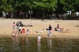 Majówka nad zalewem na Borkach w Radomiu. W upalną niedzielę było plażowanie, kąpiele, spacery, rowerowe przejażdżki. Zobacz zdjęcia