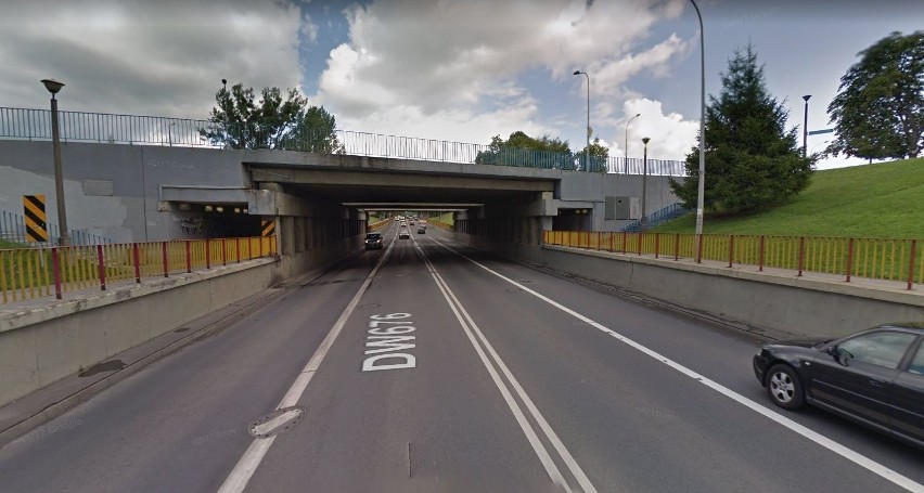 Białystok. Pęknięty most na wiadukcie Towarowa - Poleska w kierunku centrum. Kawałki betonu spadają na ulicę 