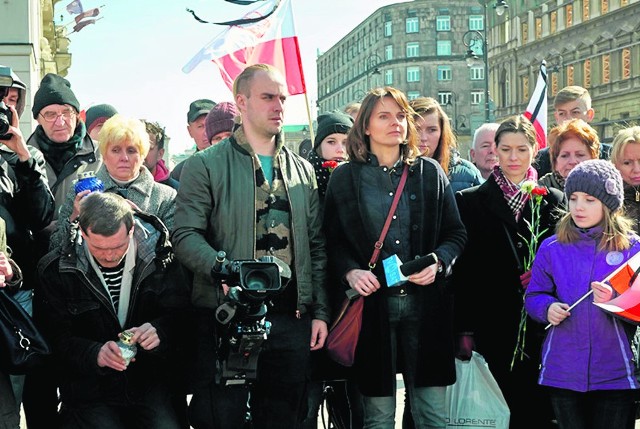 Dziennikarka Nina (Beata Fido) prowadzi prywatne śledztwo dotyczące katastrofy w Smoleńsku. 