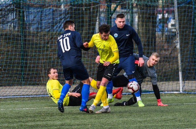 W pierwszym meczu turnieju Regions Cup rozgrywanego w Bydgoszczy reprezentacja Kujawsko-Pomorskiego ZPN zremisowała z Dolnośląskim ZPN 1:1. Niesamowite emocje były w serii rzutów karnych.Ekipa z Kujaw i Pomorza prowadziła po golu Łukasza Wituckiego z rzutu karnego w 33. minucie. Podopieczni Piotra Gruszki korzystny wynik stracili w końcówce meczu.Zgodnie z regulaminem doszło do strzelenia rzutów karnych. Seria jedenastek była niesamowita. Ostatecznie gospodarze przegrali 12:13!W sumie strzelano po 15 rzutów karnych. W K-PZPN jedenastek nie wykorzystali: Łukasz Wenerski, Maciej Rożnowski, Bartłomiej Grube (decydującej).W drugim meczu Podkarpacki ZPN wygrał z Mazowieckim ZPN 1:0.W piątek o godz. 12 kolejne mecze. Na stadionie przy ul. Słowiańskiej K-P ZPN zagra z Mazowieckim ZPN, a na stadionie przy ul. Glinki Dolnośląski ZPN zmierzy się z Podkarpackim ZPN. TABELA. TERMINARZ. KADRA K-PZPN - TUTAJ