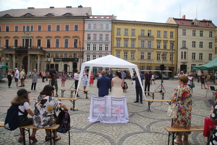 Tego jeszcze nie było: wzięli ślub na środku placu Solnego