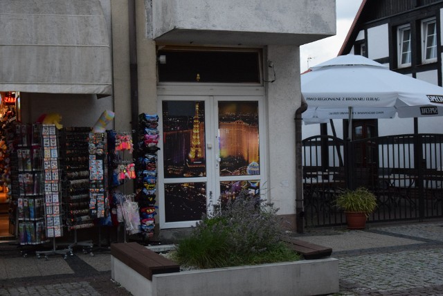 Z salonu gier przy ul. Marynarki Polskiej w Ustce funkcjonariusze KAS zabrali pięć urządzeń do nielegalnej gry hazardowej