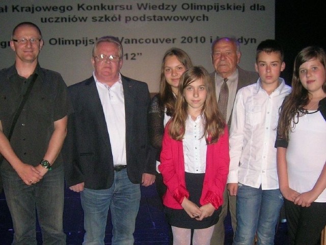 Reprezentanci SP 3 Suchedniów odebrali gratulacje od złotego medalisty olimpijskiego w skokach narciarskich Wojciecha Fortuny (drugi z lewej). Pierwszy z lewej opiekun drużyny Dominik Ziętkowski.