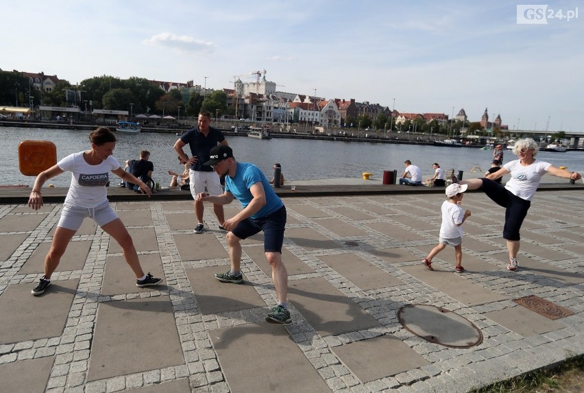 Capoeira na bulwarach. Szczecinianie poznawali tajniki brazylijskiej sztuki walki