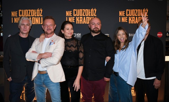 Mariusz Drężek, Cezary Pazura, Aleksandra Popławska. reżyser Mariusz Kuczewski i Julia Wieniawa. Zasłonięty ręką Wieniawy Bartłomiej Firlet