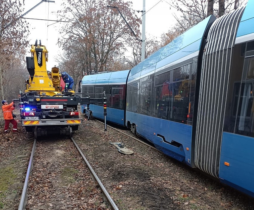 Poniedziałkowe (5 grudnia) wykolejenie tramwaju linii 20....