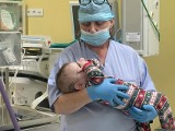 Roczny Antoś z Pleszewa był niewidomy od urodzenia. Lekarze z Okręgowego Szpitala Kolejowego w Katowicach przywrócili mu wzrok!