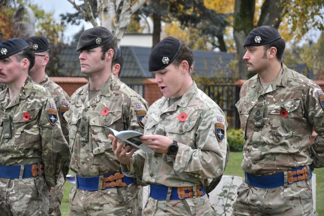 Jeden z brytyjskich żołnierzy odczytał podczas uroczystości "Akt Pamięci".