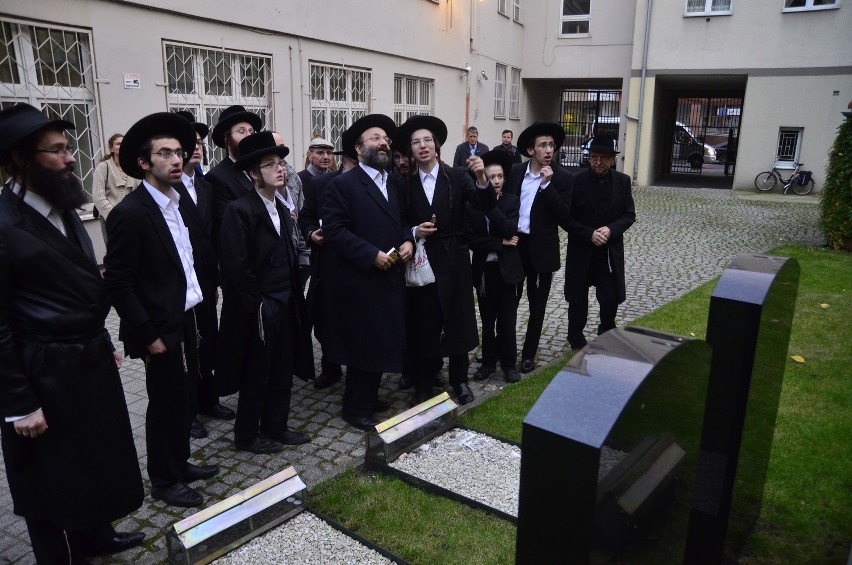 Rabini przy grobie Akivy Egera