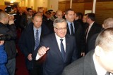 Prezydent Komorowski opuszczał ratusz w Dębicy przy okrzykach "Gdzie jest szogun?"