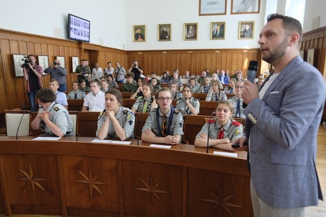 Tradycyjnie z okazji Dnia Dziecka, jeszcze przed uroczystą sesją z okazji Święta Województwa, samorząd województwa organizuje spotkanie pod nazwą „Sejmik Dzieci i Młodzieży”. W tym roku do udziału w sesji, która odbyła się dziś (6 czerwca) w Urzędzie Marszałkowskim, zaproszeni zostali harcerze i harcerki ZHP oraz ZHR reprezentujące różne obszary naszego regionu.Zobacz także: Czy mógłbyś pracować jako operator telefonu 112? [SZYBKI TEST]