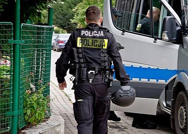 Policjanci z Olsztyna zatrzymali 4 mężczyzn, którzy pod pretekstem grzybobrania wdarli się na teren prywatnej posesji w Olsztynie