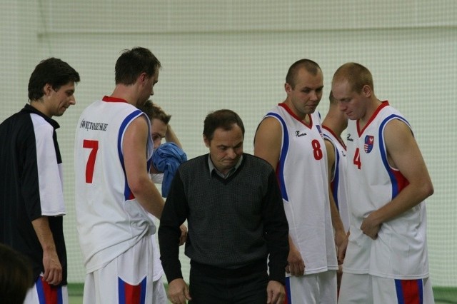 Podopieczni Stanisława Dudzika (w środku) przegrali piąty mecz w drugiej fazie rozgrywek III ligi.