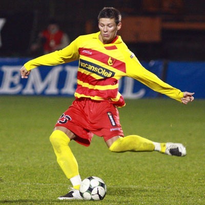 Jagiellonia (przy piłce) Krzysztof Król jest gotowa do meczu z Bełchatowem